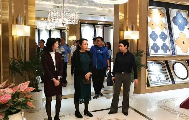 工商局領(lǐng)導(dǎo)參觀.jpg 工商局領(lǐng)導(dǎo)參觀.jpg